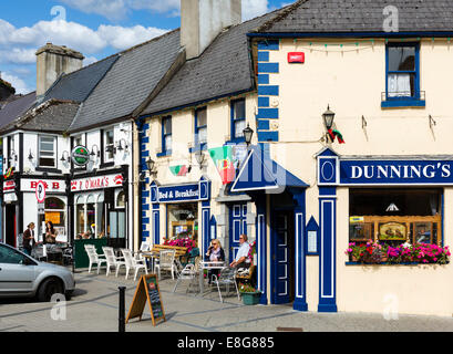 Cafe, Bar und Geschäfte auf Octagon t im Stadtzentrum, Westport, County Mayo, Irland Stockfoto