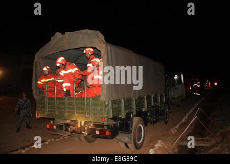 Kunming, China Yunnan Provinz. 7. Oktober 2014. Rettungs-Team-Mitglieder erhalten vorbereitet, bevor zur Festlegung für die Jinggu Grafschaft von Pu'er City für Rettung Arbeit in Kunming, Hauptstadt der südwestlichen chinesischen Provinz Yunnan, am 7. Oktober 2014. Eine Erdbeben der Stärke 6,6 erschüttert Jinggu County von Pu'er City in Yunnan bei 21:49 Beijing Zeit (GMT-1349), nach China Erdbeben Netzwerke Center (CENC). Bildnachweis: Meng Leilei/Xinhua/Alamy Live-Nachrichten Stockfoto