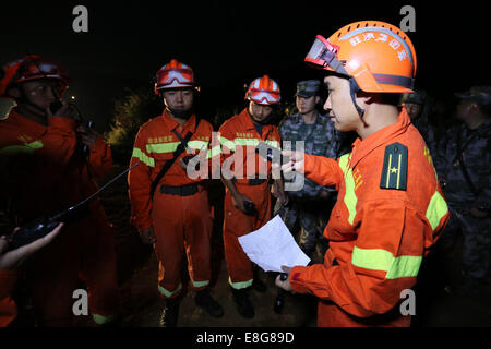 Kunming, China Yunnan Provinz. 7. Oktober 2014. Rettungs-Team-Mitglieder erhalten vorbereitet, bevor zur Festlegung für die Jinggu Grafschaft von Pu'er City für Rettung Arbeit in Kunming, Hauptstadt der südwestlichen chinesischen Provinz Yunnan, am 7. Oktober 2014. Eine Erdbeben der Stärke 6,6 erschüttert Jinggu County von Pu'er City in Yunnan bei 21:49 Beijing Zeit (GMT-1349), nach China Erdbeben Netzwerke Center (CENC). Bildnachweis: Meng Leilei/Xinhua/Alamy Live-Nachrichten Stockfoto