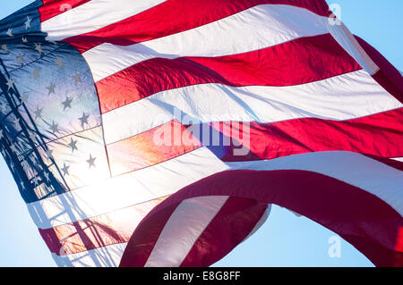 USA-Flagge, die von einem Feuer LKW-Leiter in Barnstable, Massachusetts, USA. Stockfoto