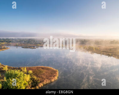 Luftaufnahme von einem Morgennebel über See, frühen Herbst Landschaft, Riverbend Teiche Naturraum, Fort Collins, Colorado Stockfoto