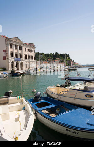 Boote vertäut im Hafen Piran, Slowenien. Stockfoto