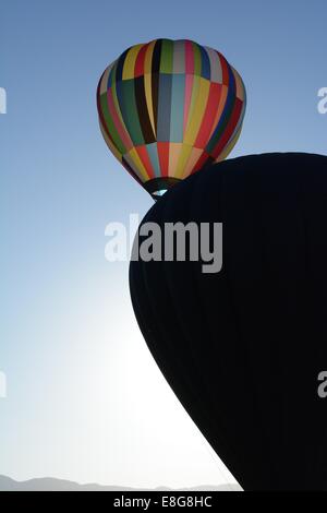 Heißluftballons eins über dem anderen. Stockfoto