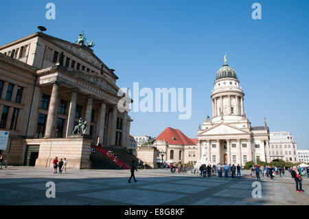 Touristen auf Platz Gendarmenmarkt, Konzerthaus und Franzosischer Dom französischen Dom, Berlin Stockfoto