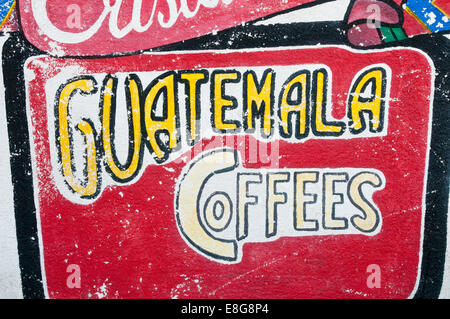 Cristalinas Guatemala Kaffee, bemalte Schild an einer Wand, San Pedro La Laguna Lake Atitlan, Guatemala Stockfoto