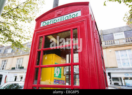 Eine Telefonzelle in Cheltenham, Großbritannien, enthält nun einen Defibrillator statt Telefon Stockfoto