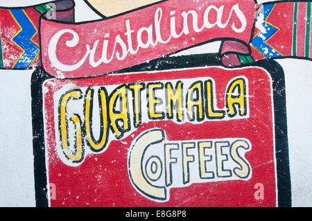 Cristalinas Guatemala Kaffee, bemalte Schild an einer Wand, San Pedro La Laguna Lake Atitlan, Guatemala Stockfoto