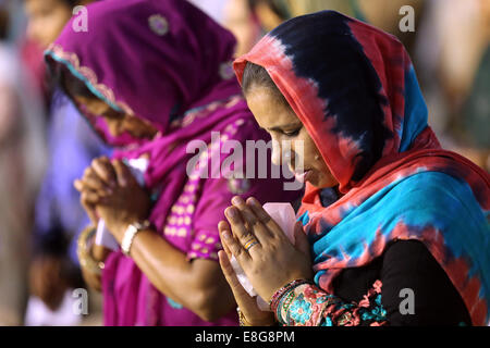 Christliche Frauen beten während der Heiligen Messe im römischen katholischen St. Patrick-Kathedrale in Karachi, Pakistan Stockfoto