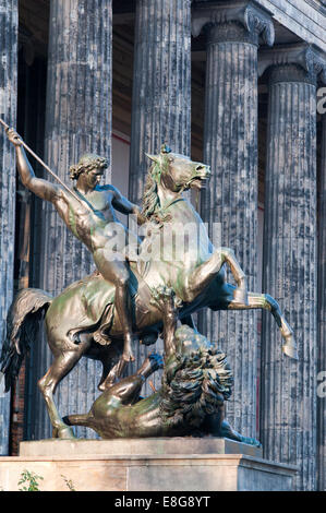 Reiterstatue Der Löwenkämpfer auf wenige Schritte vor dem alten Museum auf der Museumsinsel, Berlin Stockfoto