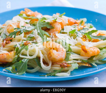 Teller mit italienischer Pasta mit Garnelen und frischem Rucola Stockfoto