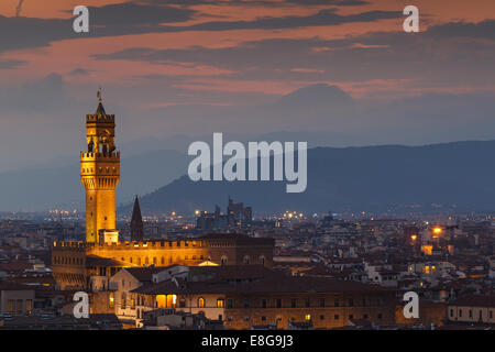 Palazzo Vecchio (Alter Palast) in der Nacht vom Piazzale Michelangelo, Florenz, Toskana, Italien. Stockfoto