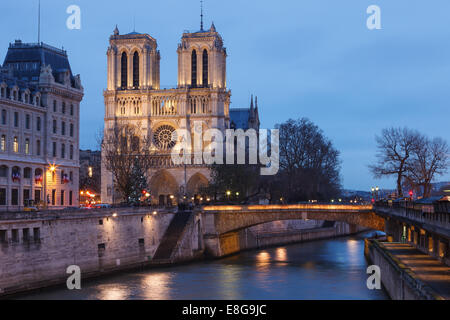 Kathedrale Notre-Dame-Vorderansicht, Pont Saint-Michel entnommen. Paris, Frankreich. Stockfoto