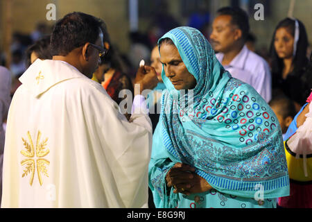 Heilige Kommunion Ostern Sonntag Masse Service an römische katholische St. Patrick-Kathedrale in Karachi, Pakistan Stockfoto