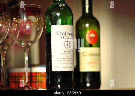 Weinflaschen, dekorierte Gläser Wein und ein Tartan Muster Shortbread Zinn auf einem Tisch stehend Stockfoto