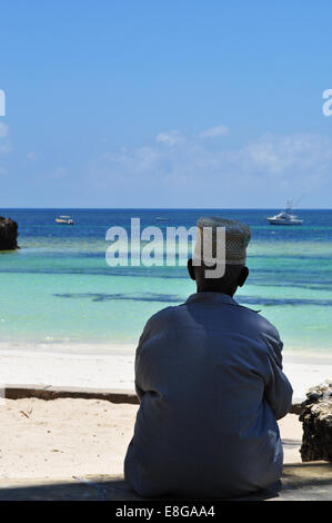 Watamu, Kenia, Afrika: ein muslimischer Mann vor den Indischen Ozean Stockfoto