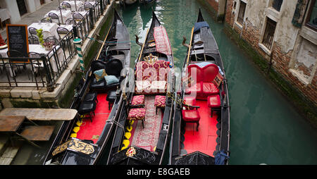 Gondeln festgemacht an einem Seitenkanal in Venedig, Italien. Stockfoto