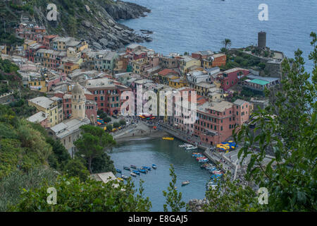 Blick vom Küstenweg von der Stadt von Vernazza, Cinque Terre (fünf Länder), Region Ligurien, Italien. Stockfoto