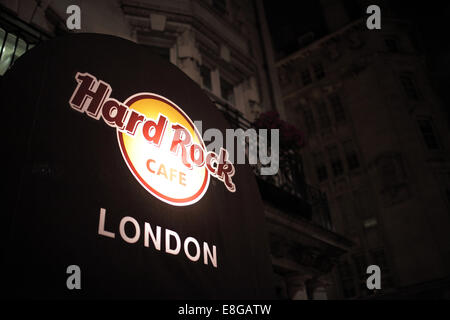 Ein Blick auf dem Ortseingangsschild im Hard Rock Cafe in London Stockfoto