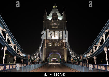 Ein Blick auf die Tower Bridge in London bei Nacht ohne Verkehr Stockfoto