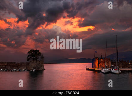 Der Eingang des malerischen Städtchens Hafen von Nafpaktos (Lepanto) bei Sonnenuntergang. Etoloakarnania, Griechenland. Stockfoto