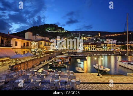 Nacht-Blick auf das malerische Städtchen Port Nafpaktos (Lepanto) und seiner Burg. Etoloakarnania, Griechenland. Stockfoto