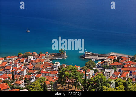 Panoramablick auf das malerische Städtchen Port Nafpaktos (Lepanto) aus seiner Burg. Etoloakarnania, Griechenland. Stockfoto