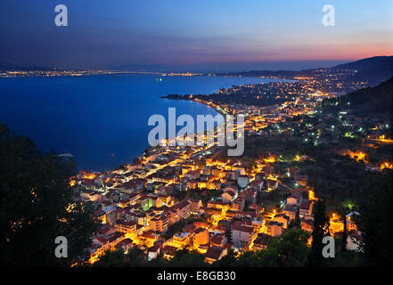 Panoramablick Nachtansicht von Nafpaktos (Lepanto) Stadt und die Burg. Etoloakarnania, Griechenland. Stockfoto