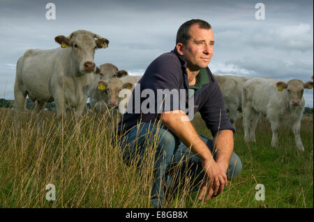 Rinderzüchter James Small auf seiner Farm in Mendip Hills Stockfoto