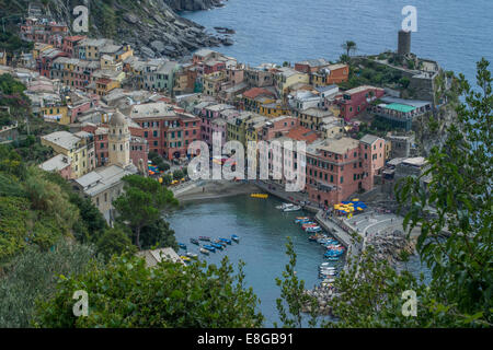 Blick vom Küstenweg von der Stadt von Vernazza, Cinque Terre (fünf Länder), Region Ligurien, Italien. Stockfoto