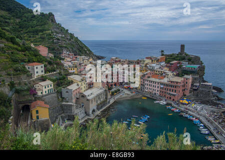 Vernazza von einem Küstenweg gesehen, Cinque Terre, Ligurien Region, Italien. Stockfoto