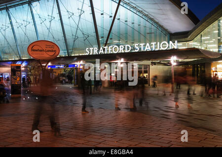 Bahnhof Stratford entfernt im Feierabendverkehr London England Vereinigtes Königreich UK Stockfoto