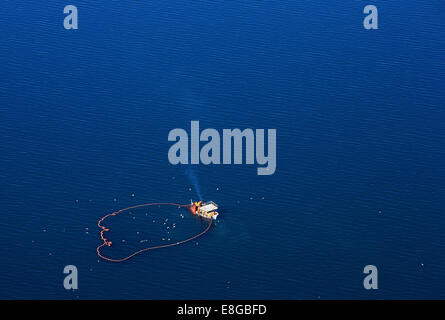 "Einsam" Fischerboot im Trichonida-See, dem größten griechischen See, Etoloakarnania, Griechenland. Stockfoto