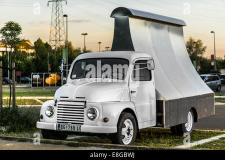 Werbung-LKW in Belgrad, regelrechte suchen, Oldtimer Fahrzeug genommen bei Sonnenuntergang Stockfoto