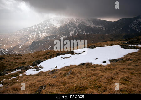 Der Old Man of Coniston in den Lake District National Park. Von den Fjälls oberhalb Dorf Coniston betrachtet. Stockfoto