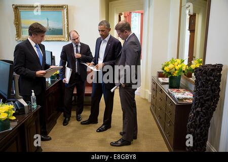 US-Präsident Barack Obama spricht mit, von links, Tony Blinken, stellvertretender nationaler Sicherheitsberater, Ben Rhodes, stellvertretender nationaler Sicherheitsberater für strategische Kommunikation und Senior Advisor Dan Pfeiffer in der äußeren Oval Office vor Abgabe einer Erklärung in der Briefing-Room des weißen Hauses 18. August 2014 in Washington, DC. Stockfoto