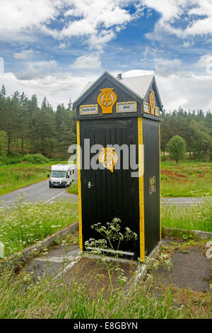 Wohnmobil britischen Automobilclub (AA) telefonisch unter Denkmalschutz box an isolierten Straßenkreuzung Glen Dye schottischen Hochland Stockfoto