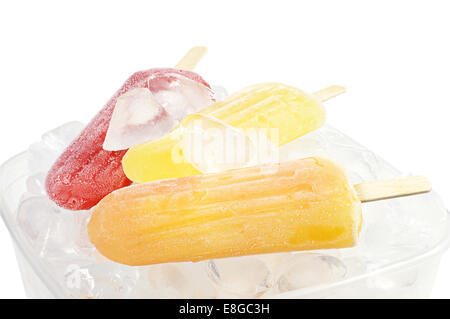 Drei bunte Obst isoliert Eis am Stiel in eine Schüssel mit Eis auf weißem Hintergrund Stockfoto
