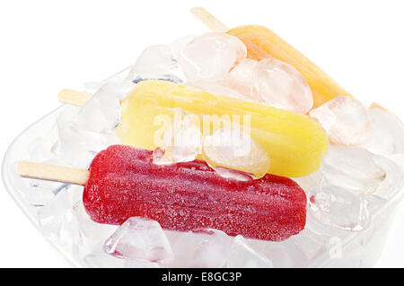 Buntes Eis am Stiel in eine Schüssel mit Eis Stockfoto