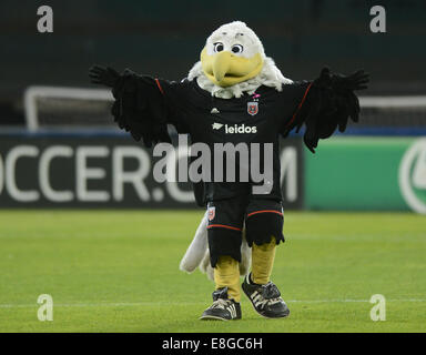 Washington, DC, USA. 3. Oktober 2014. 20141003 - das D.C. United Maskottchen, Talon, führt vor dem Spiel gegen Sporting KC RFK Stadium in Washington. © Chuck Myers/ZUMA Draht/Alamy Live-Nachrichten Stockfoto