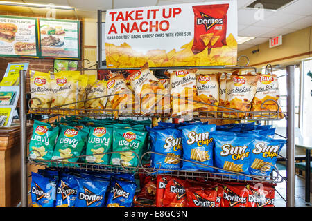 Naples, Florida, U-Bahn, Zug, Sandwich-Shop, Taschen, Kartoffelchips, Display-Verkauf Doritos, Lays, Junk Food, Nacho, Nachos, FL140430008 Stockfoto