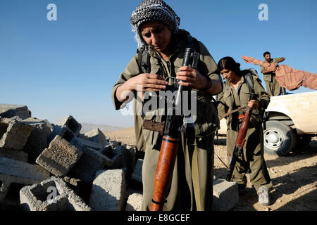 Eine weibliche Kämpfer der kurdischen Arbeiterpartei PKK prüft oder einem Raketengetriebenen Granate (oft abgekürzt RPG) in Makhmur Gebiet in der Nähe von Mossul im Norden des Irak Stockfoto