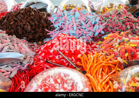 Stall mit Süßigkeiten in verschiedenen Formen und Farben Stockfoto