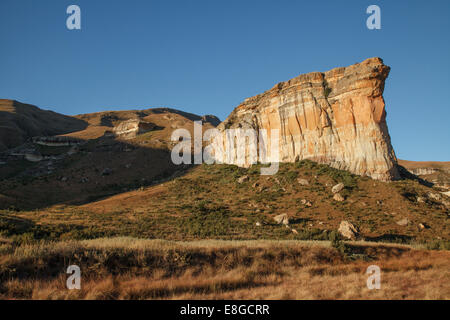 Ein Blick auf die Sandsteinformation, bekannt als die Strebepfeiler in Golden Gate Highlands National Park, Südafrika. Stockfoto