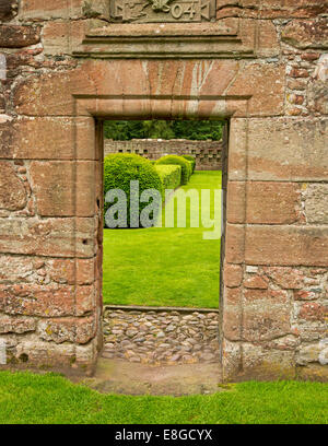 Quadratische doppelseitige 17. Jahrhundert steinerne Tor in ummauerten Garten auf Edzell Castle in Schottland Stockfoto