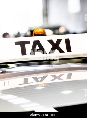 Ein Taxischild auf ein Taxi an einem hellen Tag fotografiert Stockfoto