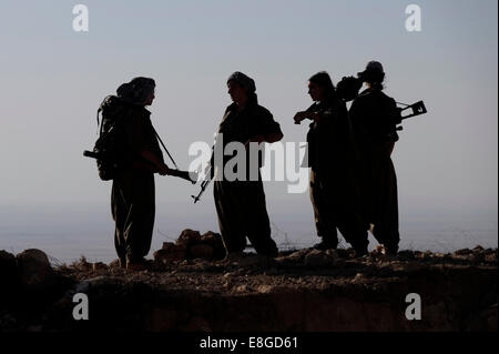 Eine Gruppe der weiblichen Kurdische Kämpfer der Einheiten der Freien Frauen verkürzt als YJA STAR militärischen Flügel der Frauen der Kurdischen Arbeiterpartei PKK stand stark in einer bergigen Gegend bewaffnet in der Landschaft von Makhmur in der Nähe von Mossul im Norden des Irak Stockfoto