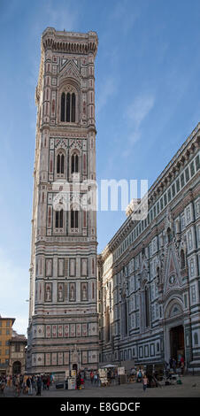 Straßenkünstler außerhalb Giottos Campanile neben dem Dom in Florenz, Toskana, Italien, mit Touristen herumlungern. Stockfoto