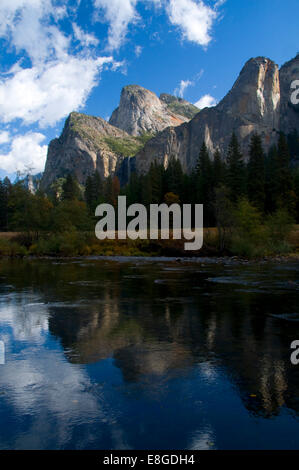 Merced River durch Yosemite Tal, Yosemite-Nationalpark, Kalifornien Stockfoto