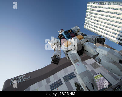 18 Meter Gundam Statue vor DiverCity Tokyo Plaza, Odaiba, Tokio. Stockfoto