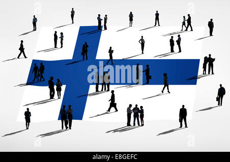 Finnische Flagge und eine Gruppe von Menschen. Stockfoto